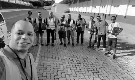 Motoristas parceiros da Amazing reunidos no pátio