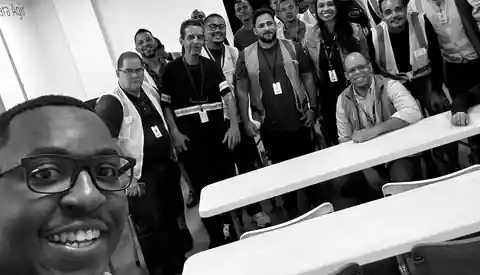 Turma de motoristas em sala de treinamento